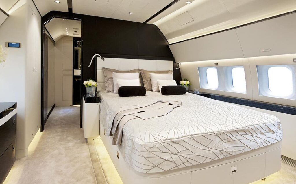 jet-airliners-with-beds-bbj1-bedroon